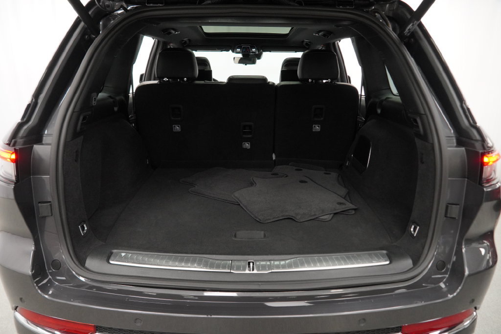 Used 2023 Jeep Grand Cherokee Overland w/ Advanced Protech Group III AWD/4WD image 39