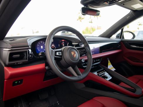 New 2026 Porsche Macan 4 Electric image 4