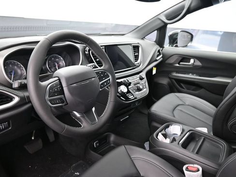 New 2027 Chrysler Pacifica Select FWD image 16