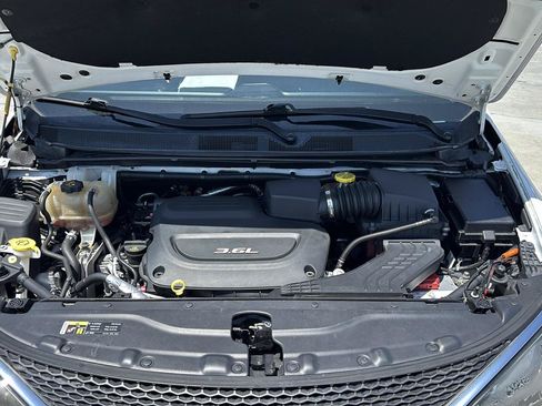 Used 2017 Chrysler Pacifica LX FWD image 10