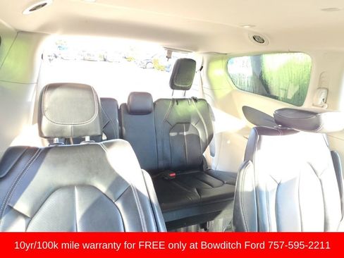 Used 2023 Chrysler Pacifica Touring-L image 12
