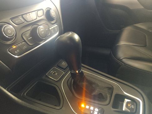 Used 2021 Jeep Cherokee Latitude Plus FWD image 26