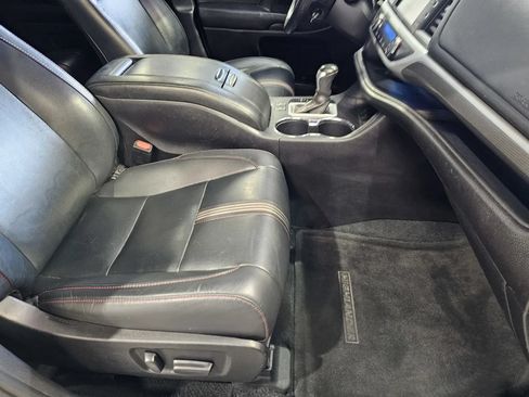 Used 2019 Toyota Highlander SE w/ Carpet Mat Package (TMS) FWD image 7