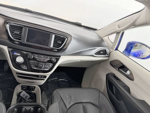 Used 2018 Chrysler Pacifica Touring-L w/ Tire & Wheel Group FWD image 53