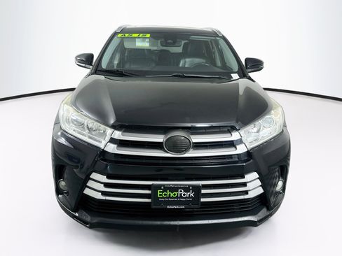 Used 2019 Toyota Highlander XLE FWD image 2
