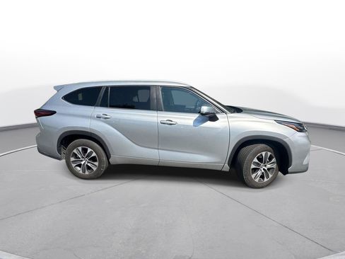 Certified 2025 Toyota Highlander XLE FWD image 5