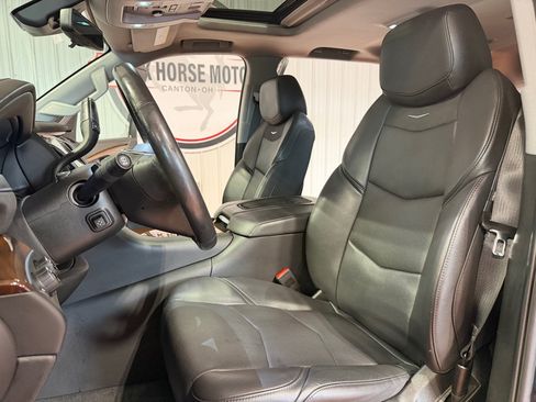 Used 2020 Cadillac Escalade Luxury AWD/4WD image 19