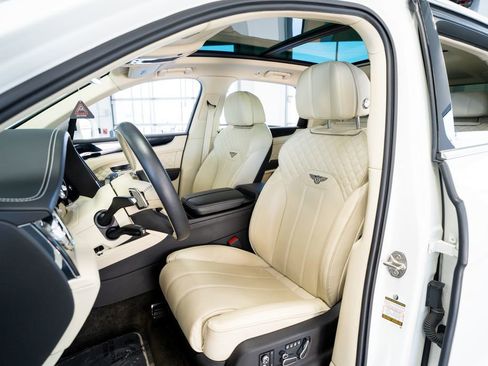 Used 2021 Bentley Bentayga Plug-In Hybrid AWD/4WD image 32