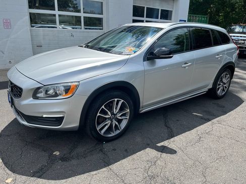 Used 2018 Volvo V60 T5 Cross Country w/ Convenience Package AWD/4WD image 3
