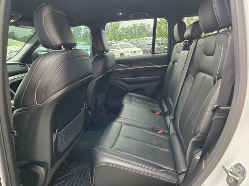 Used 2025 Jeep Grand Cherokee Limited AWD/4WD image 35