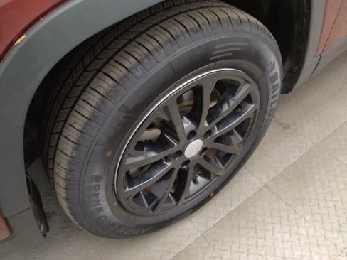 Used 2021 Jeep Cherokee Latitude FWD image 31