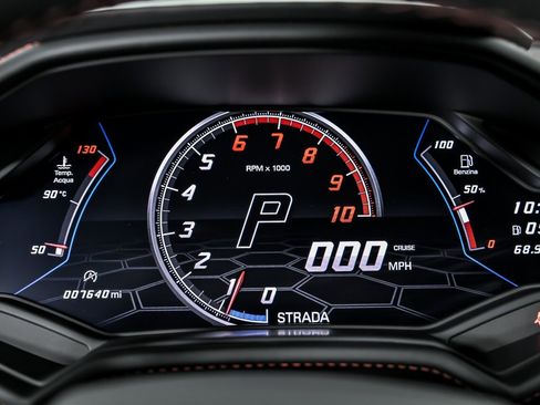 Used 2020 Lamborghini Huracan EVO image 25