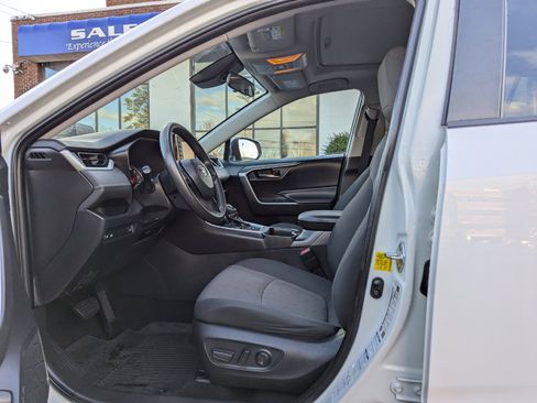 Used 2019 Toyota RAV4 XLE w/ Convenience Package image 12