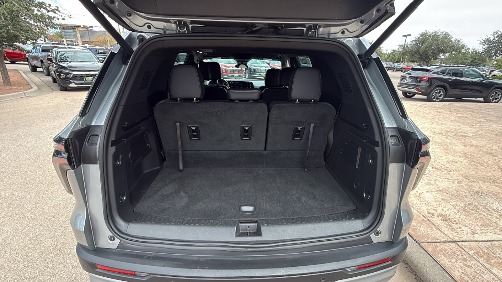 Used 2026 Chevrolet Traverse LT FWD image 7