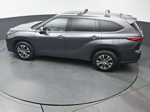 Used 2022 Toyota Highlander XLE AWD/4WD image 38