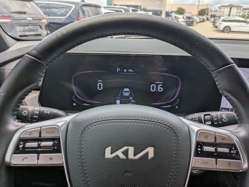 Used 2024 Kia Telluride EX w/ EX Captain's Chair Package FWD image 34