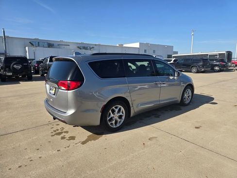 Used 2017 Chrysler Pacifica Touring-L w/ Tire & Wheel Group FWD image 8