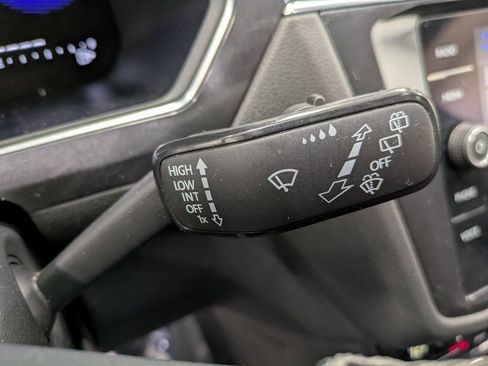 Used 2022 Volkswagen Tiguan SE w/ Panoramic Sunroof Package AWD/4WD image 18