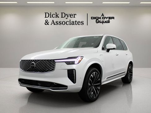 New 2026 Volvo XC90 T8 Plus AWD/4WD image 6
