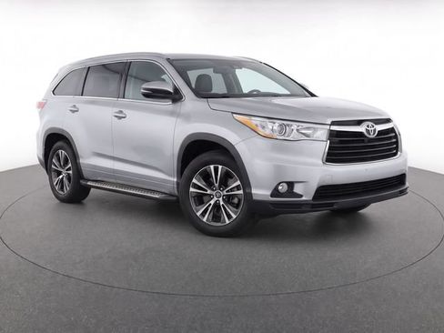 Used 2023 Acura RDX w/ Technology Package FWD image 2