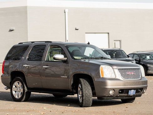 Used 2011 GMC Yukon SLT w/ SLT Chrome Package image 2
