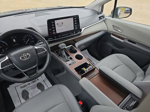 Used 2023 Toyota Sienna XLE image 9