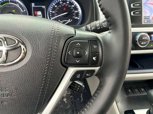 Used 2019 Toyota Highlander XLE AWD/4WD image 13