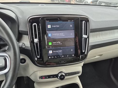 Used 2023 Volvo XC40 B5 Plus image 12