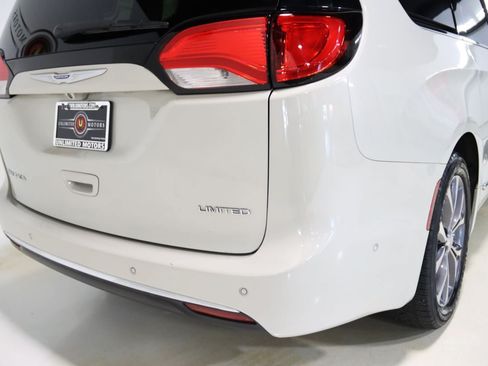 Used 2019 Chrysler Pacifica Limited w/ Tire & Wheel Group FWD image 9