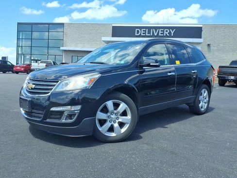 Used 2017 Chevrolet Traverse LT w/ Style and Technology Package AWD/4WD image 3