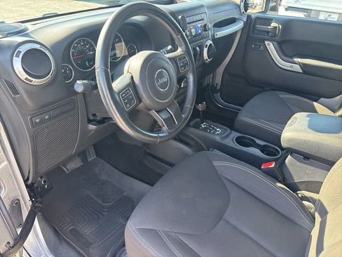 Used 2015 Jeep Wrangler Unlimited Rubicon w/ Connectivity Group AWD/4WD image 26
