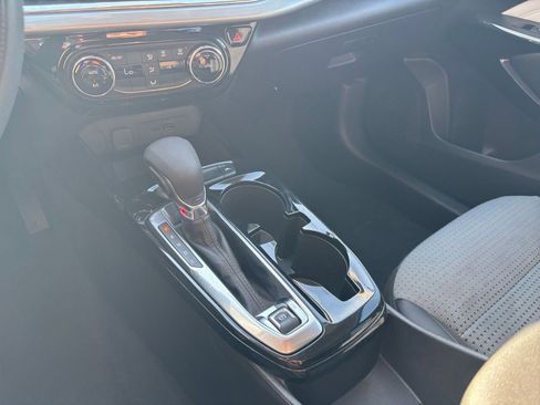 Used 2025 Chevrolet Trax LT image 40