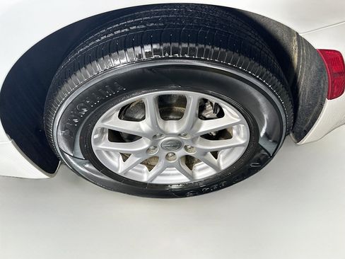 Used 2024 Chrysler Pacifica Touring-L image 11