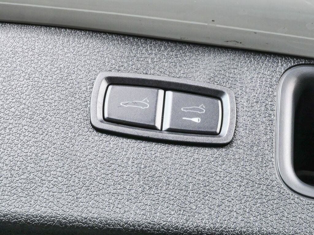 New 2026 Porsche Macan Turbo AWD/4WD image 33