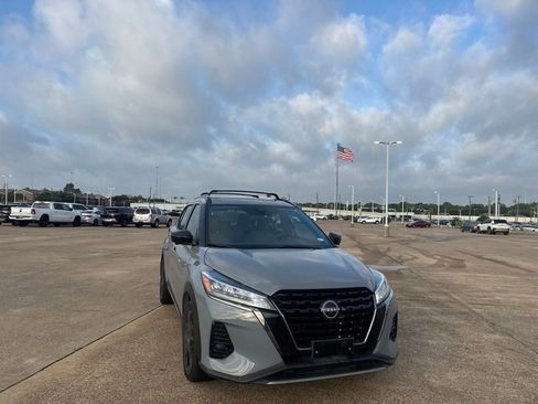 Used 2024 Nissan Kicks SR w/ SR Premium Package FWD image 3