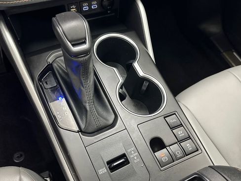 Used 2023 Toyota Highlander Bronze Edition image 16