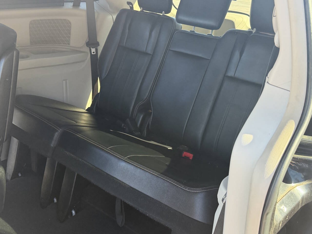 Used 2013 Chrysler Town & Country Touring-L w/ Driver Convenience Group FWD image 18