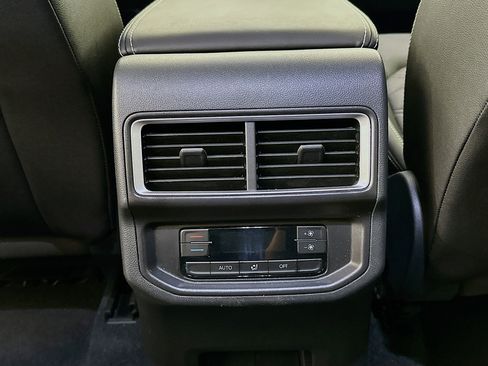 Used 2025 Volkswagen Atlas SE image 26