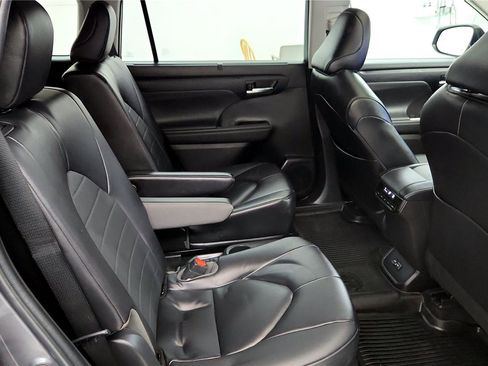 Used 2023 Toyota Highlander XLE image 29
