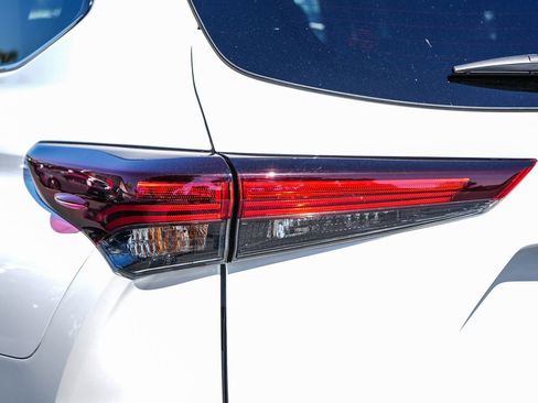 New 2026 Toyota Highlander Limited image 9