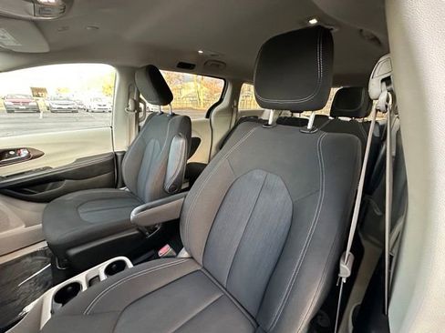 Used 2022 Chrysler Voyager LX image 28