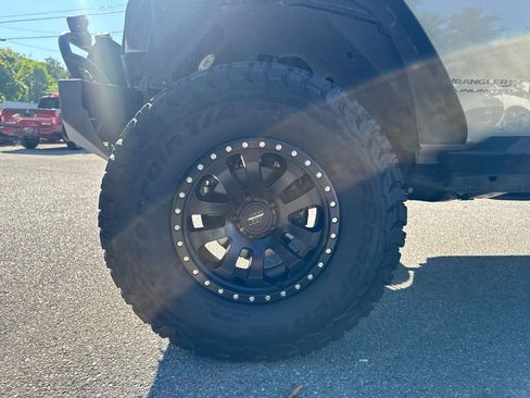Used 2018 Jeep Wrangler Unlimited Rubicon w/ Connectivity Group AWD/4WD image 21