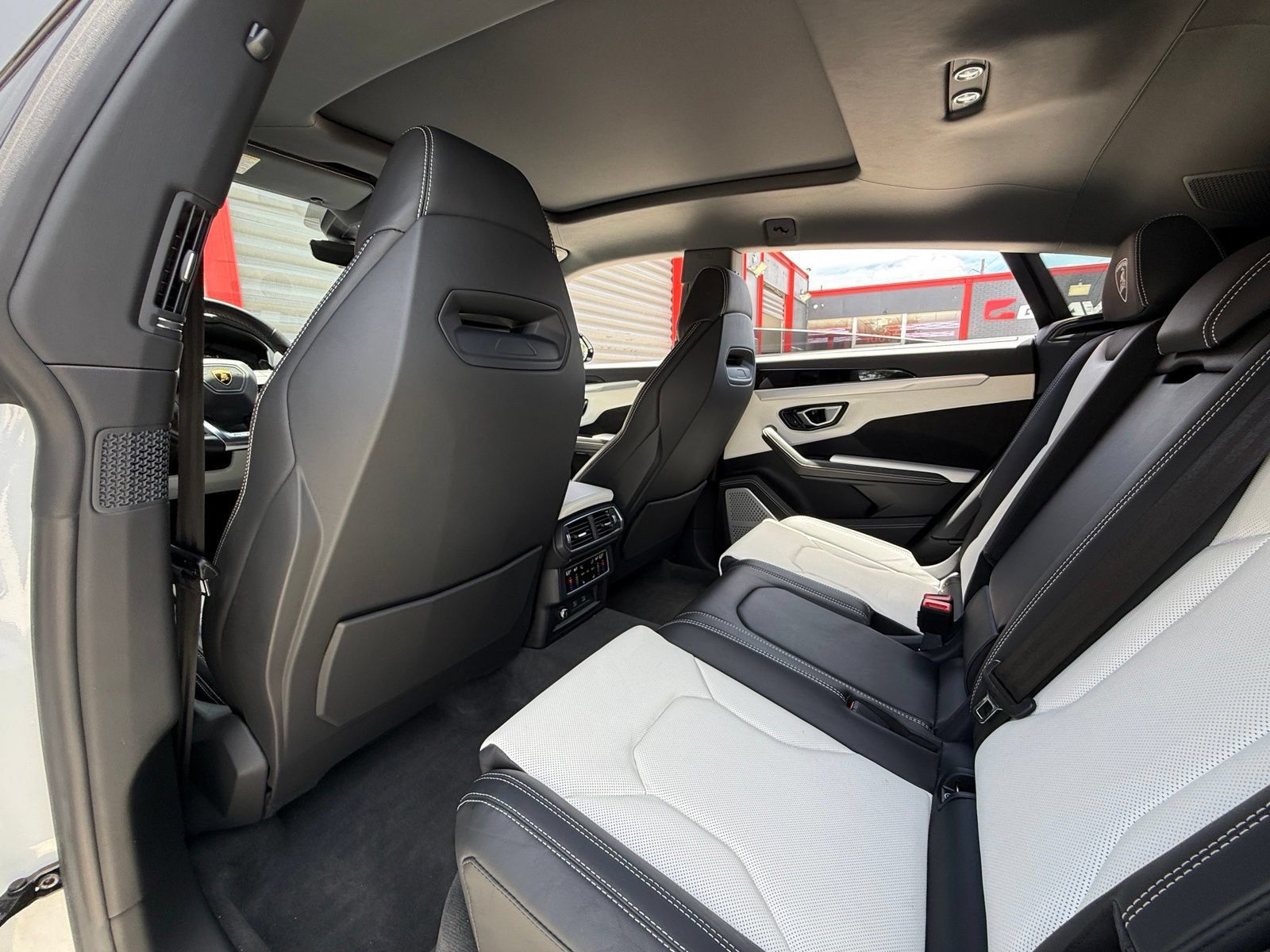 Used 2022 Lamborghini Urus AWD/4WD image 23