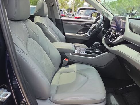 Used 2023 Toyota Highlander Platinum FWD image 26