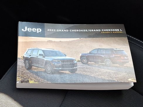 Used 2022 Jeep Grand Cherokee Laredo w/ Luxury Tech Group I image 25