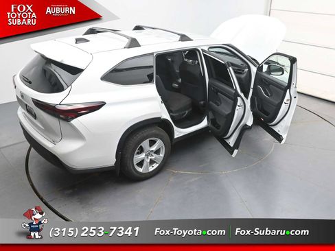 Used 2025 Toyota Highlander LE FWD image 34