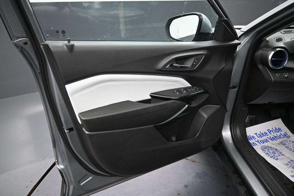 Used 2025 Chevrolet Trax LT FWD image 26