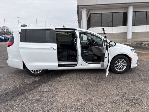 Used 2023 Chrysler Pacifica Touring-L image 8