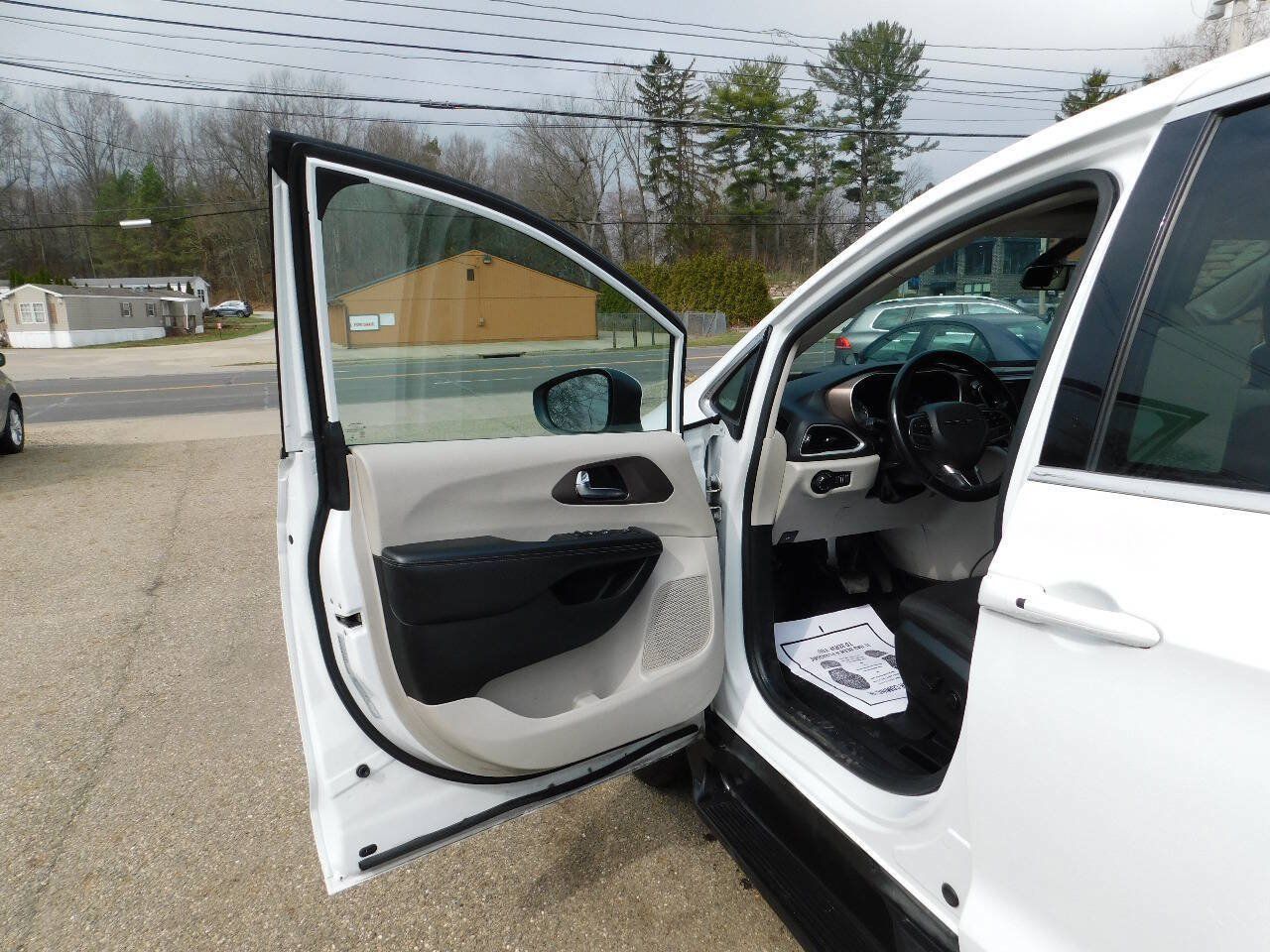 Used 2022 Chrysler Voyager LX FWD image 25
