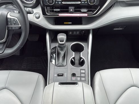 Used 2024 Toyota Highlander XLE image 25